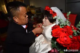 “袖珍”男子，迎娶“袖珍”新娘，婚礼现场沸腾了，600多人贺喜图片