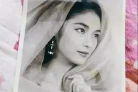 “妈，你当年咋看上我爸的？”看完爸妈的结婚照，我笑到打鸣图片