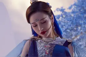金莎不愧是逆龄女神，一袭古装造型韵味十足，童颜风采时髦又吸睛图片