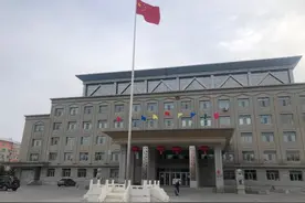 「草原儿女爱祖国 中华民族共团圆」鄂温克大地处处飘扬中国红图片