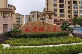 息县一小区交房近两年不通燃气，业主靠煤气罐生火做饭图片