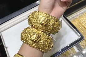 40岁女人戴玉镯还是金手链？主要看这几方面，才知道哪个更合适图片