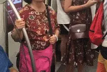 “撞衫不可怕，可怕的是跟谁撞衫”哈哈哈哈哈哈，妹子不淡定了！图片