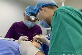 六旬女士睫毛向内生长2年多 被迫闭着眼去看病图片