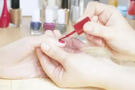 “做完美甲手怎么黑了”，是生病了吗？医生告诉你怎么回事图片