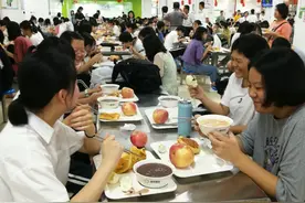 学校爱心苹果送上考生餐桌图片