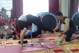 实拍：杂技女孩的私下生活，从三岁开始练到三十图片