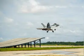 魔幻现实主义，滑跃起飞的F18，瞄准印度航母舰载机订单的波音图片