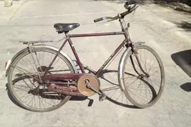 那些记忆中的老旧自行车是否能勾起你的回忆图片