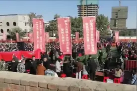 河北保定拆迁补偿安置现场人声鼎沸 有村民用麻袋装现金视频封面