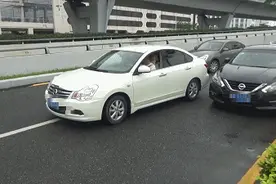 疯狂倒车逆行！车上还有乘客！这司机操作惊呆所有人...图片