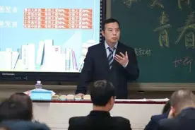 “超霸气”家长会火了，46位父亲穿西装打领带，分明是开董事会图片