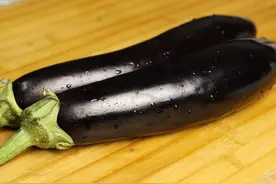 炒茄子时，先放油就错了，大厨教你一招，茄子不吸油不发黑图片