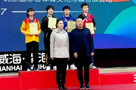 刘国梁亲自颁奖！乒乓球全国青锦赛落幕，向鹏、蒯曼勇夺单打冠军图片