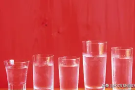 怎么样利用PS抠出有纹路透明的玻璃杯图片