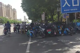 临河街头共享单车“强行拦路”，人行道成了停车场？图片