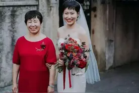 婚礼上的第二主角，父母怎样穿才得体优雅？这些小技巧分享给你图片