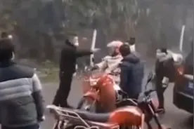云南一派出所所长粗暴执法，连扇司机3耳光，官方：免职立案调查视频封面