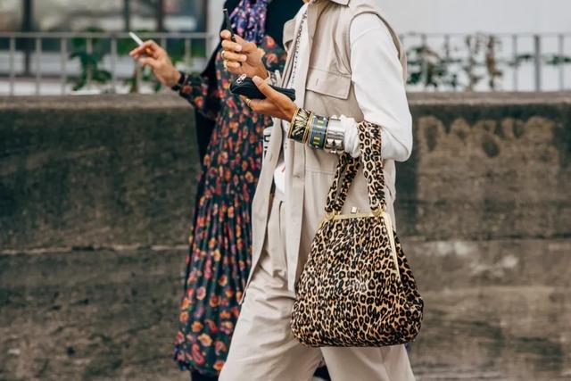 女明星秋季撞衫的第一件单品,我再也不说它鸡肋了