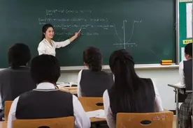 校长痛批教师上课两大现象，老师：烦请领导放下麦克风，站着开会图片