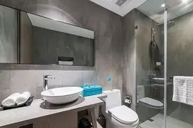 为何情侣住宾馆晚上要开着厕所灯？保洁阿姨：都是为了你们好图片