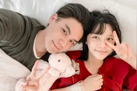 26岁女星二胎得女！宝宝皮肤白皙颜值高，与大14岁老公两年抱俩图片