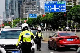 桂N牌小车在南宁民族大道逆行，致交通严重拥堵！图片
