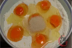 用1斤面粉，6个鸡蛋，你没见过的吃法，比油条简单，比馒头好吃图片
