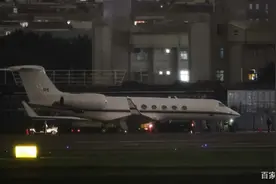 美专机秘密降落台北，外媒曝上载美海军少将，台官员“打太极”图片