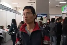 本科瞒着家人在校捡垃圾，毕业后月薪600，一部15年前的纪录片图片