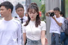 小姐姐穿搭真甜美！白色小高领T恤搭配牛仔高腰半身裙，个性满满图片