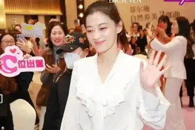 46岁梅婷老了颜值才开挂！20岁的身材30岁的脸，穿白衬衣美上天图片