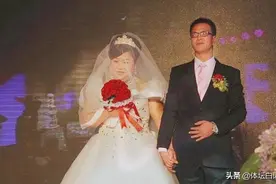 举重冠军唐功红罕见现身，双下巴明显发福严重，7岁儿子很像妈妈图片