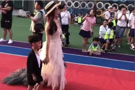 幼儿园毕业典礼，家长带孩子走红毯，网友：开始“拼妈”了？图片