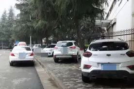 为什么偷车贼不偷车，只偷轮胎上的螺丝？图片