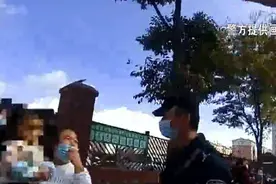 医院门口捡到一个小娃娃 原来是奶爸太粗心图片