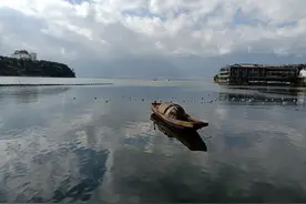 灰色的天空图片
