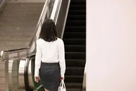 刘强东30岁的女助理，因颜值再次受关注图片