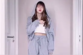 骆歆新造型太难顶，记得却盯住女解说一个小动作，想为她转手游？图片