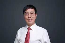 河南新安第一富豪：创办全球领先的科技教育公司，身价375亿图片