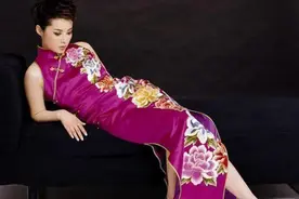 微胖袁立刷新时尚认知，穿大红旗袍洋气喜庆，这身材才叫"有料"图片