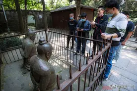 杭州岳庙秦桧像跪了800年，其后人要求拆除，网友炸锅景区表态了图片