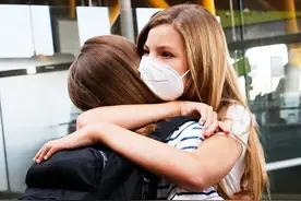 西班牙15岁公主赴英国留学，机场深情告别父母，索妹难舍姐姐落泪图片