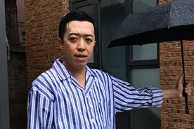 42岁相声演员李菁晒视频，穿病号服淋雨太心酸，网友：回德云社图片