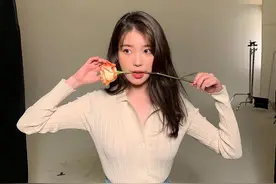 李知恩嘴“叼”花太美啦！穿杏色针织开衫配蓝色牛仔裤，清新显瘦图片