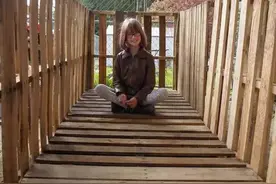 这个9岁女孩种了4年菜, 建起11栋小木屋, 养活了镇上所有流浪汉!图片