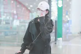 乔欣剪短发戴眼镜满满学生气 穿短裤超吸睛图片
