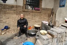 河南91岁奶奶隐居百年石头村，采山花吃野菜饺子，看她活成啥样子图片