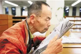 那个让我们感觉贫瘠的拾荒老人韦思浩，如今已化为杭图的一尊雕像图片