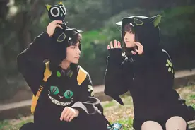 “吃鸡”萌妹子cos罗小黑，鞋子很还原，可惜枪身漏1处细节图片